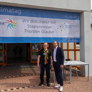 Schulleiterin Elisabeth Bräunig mit Staatsminister Thorsten Glauber