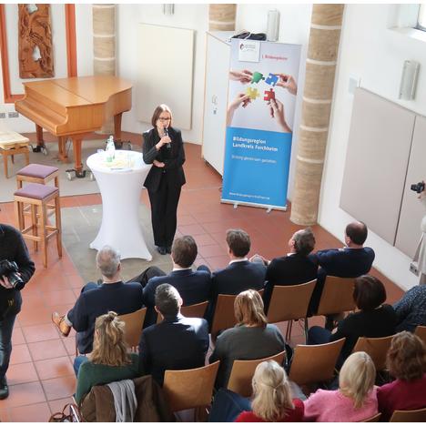 Dr. Irina Scherbakova spricht zu Abiturienten des Herder-Gymnasiums